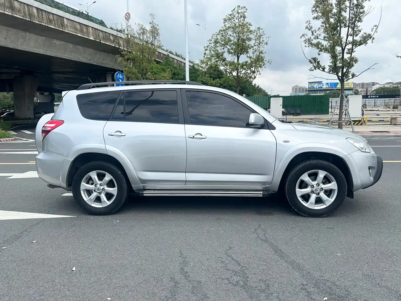 Toyota RAV4 Rongfang 2010 2.4L Automatic Luxury Upgrade Edition фото 12