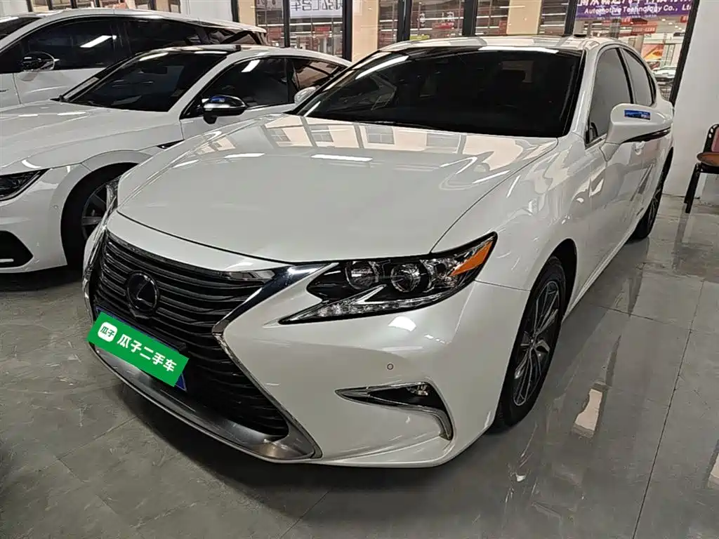 Lexus ES 2017 300h Mark Levinson Comfort Edition