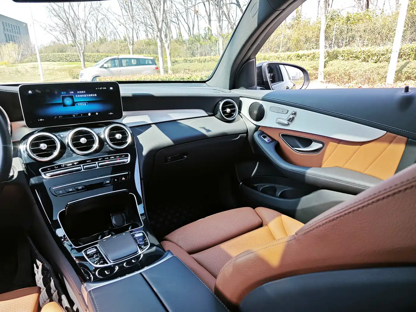 Mercedes-Benz GLC Coupe 2023 Model GLC 260 4MATIC Coupe SUV фото 9