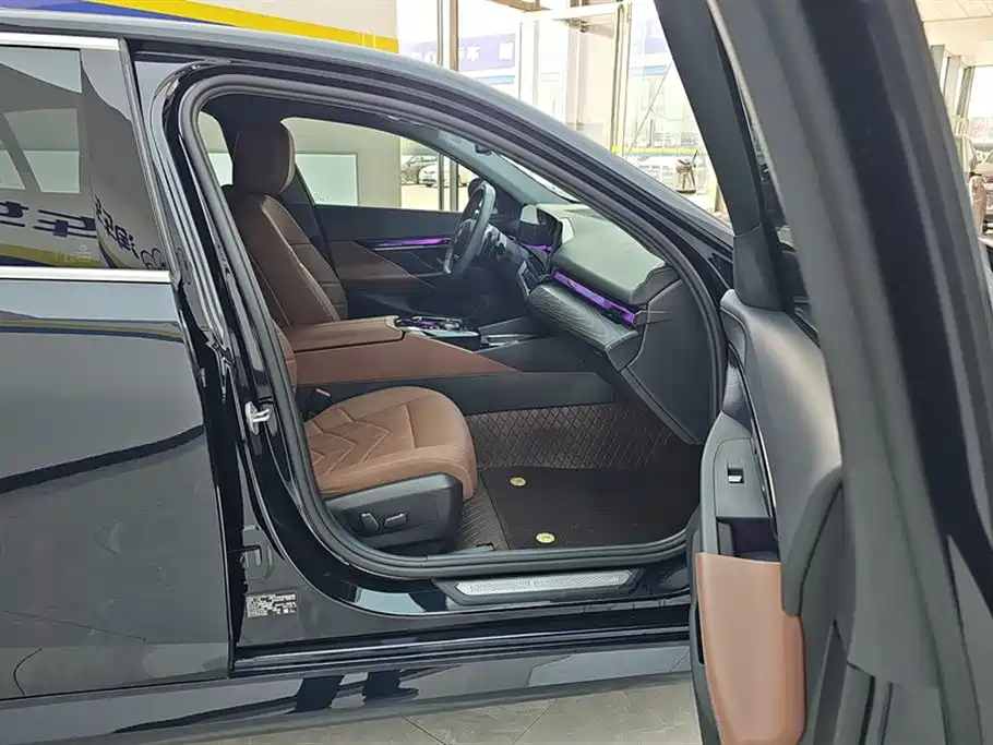 BMW 5 Series 2025 525Li Luxury Package фото 8