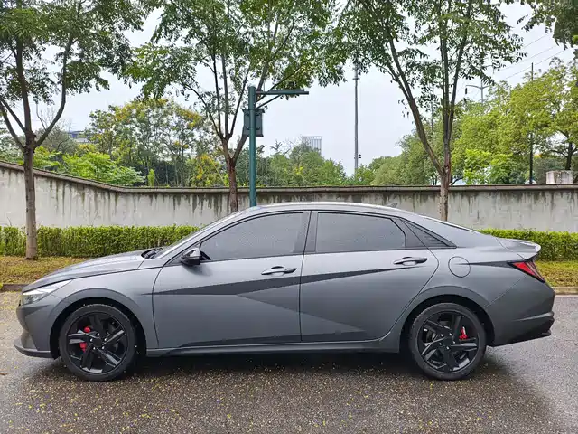 Hyundai Elantra 2022 1.5L CVT LUX Black Knight Limited Edition — фото 4