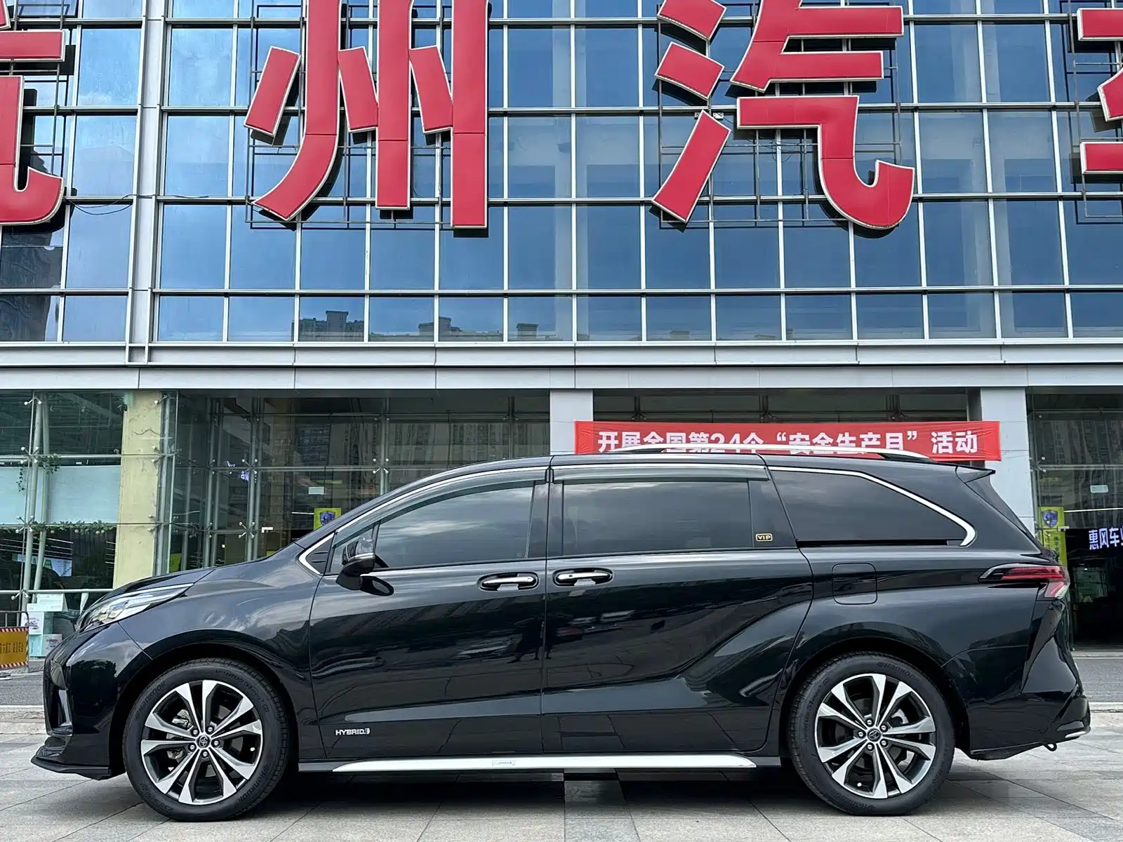 Фото 4 - Toyota Granvia