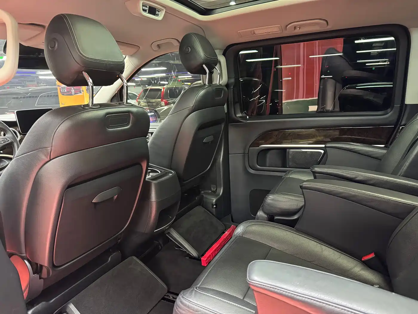 Mercedes-Benz V-Class 2017 Model V 260 L Premium Extended Edition фото 30