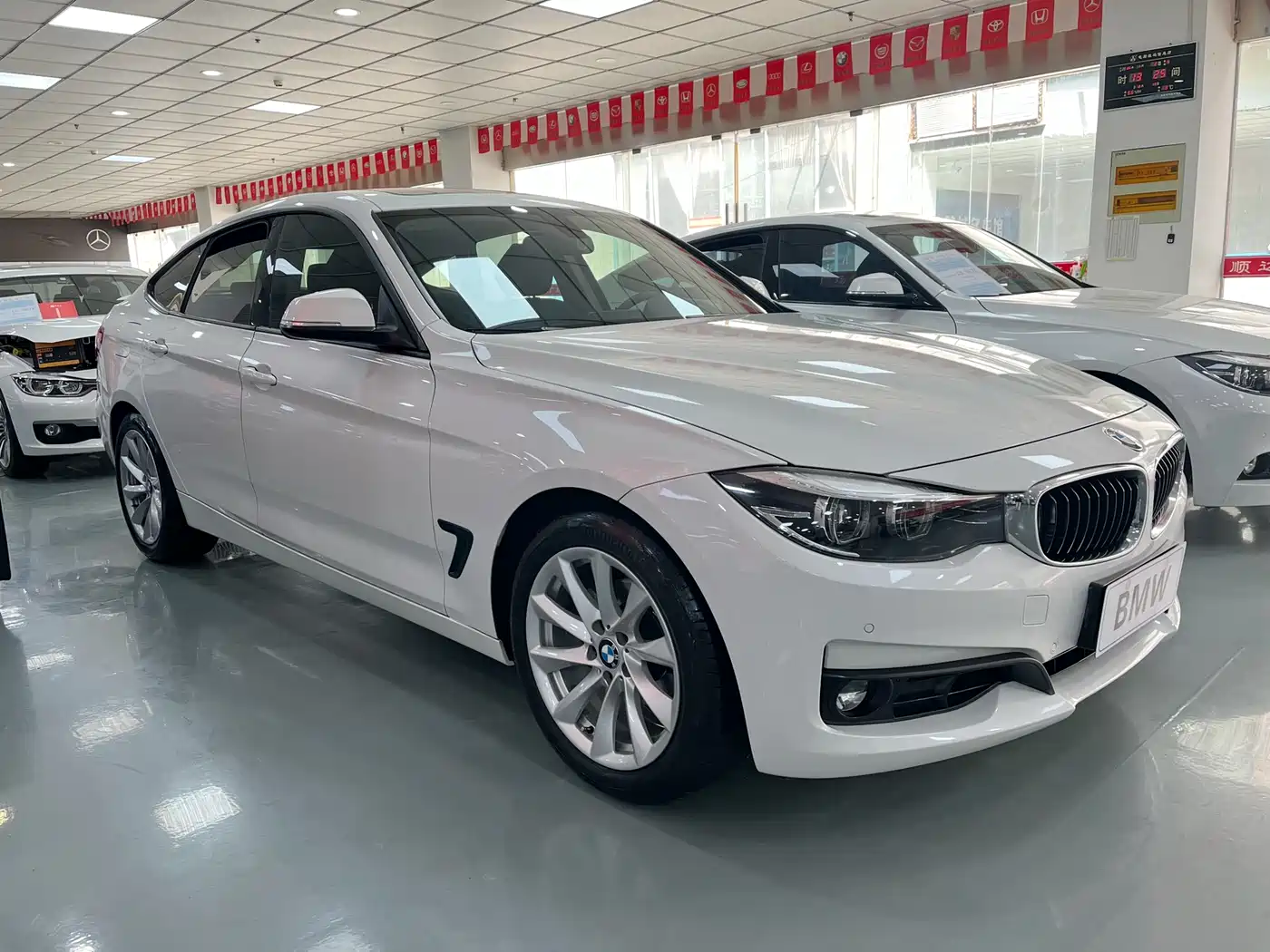 BMW 3 Series GT 2019 320i Fashion Model фото 3