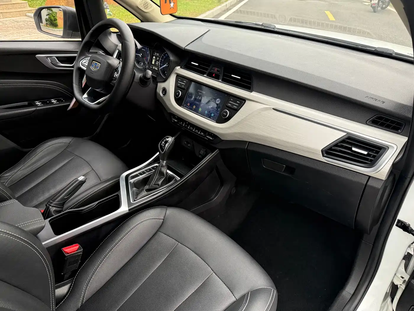 Фото 14 - Geely Vision X3