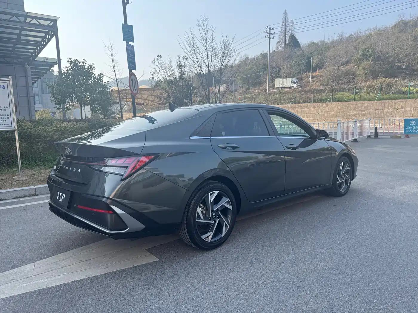 Hyundai Elantra 2023 Model 1.5L CVT LUX Premium Edition фото 4