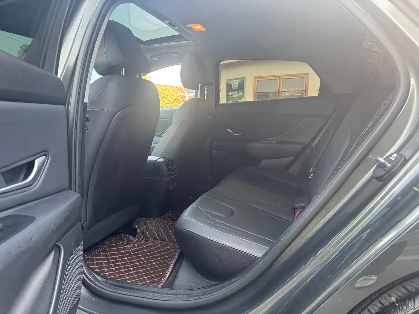 Hyundai Elantra 2023 Model 1.5L CVT LUX Premium Edition фото 9