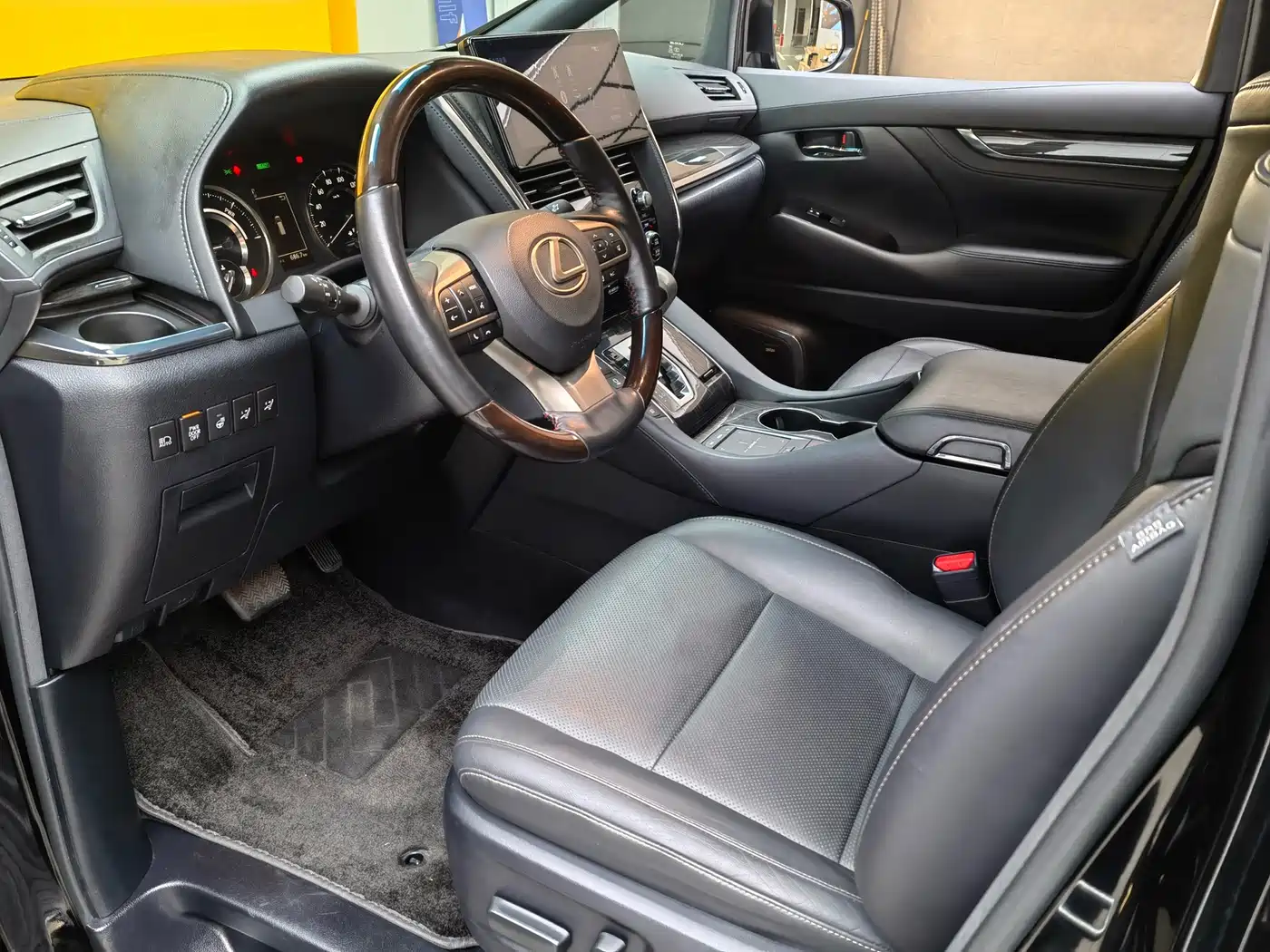 Lexus LM 2020 300h Seven-Seater Elegance Edition фото 7