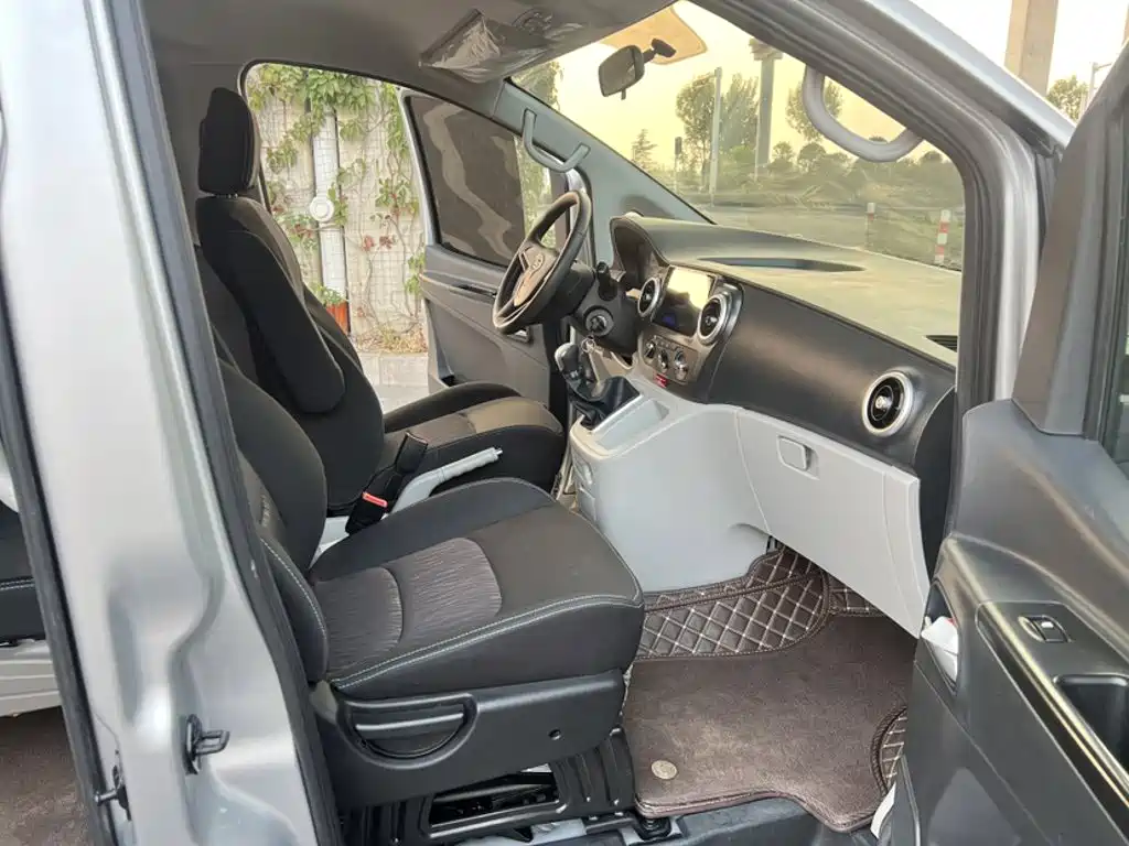 JAC Refine M3 2024 2023 PLUS 1.8L Comfort 9-seater
