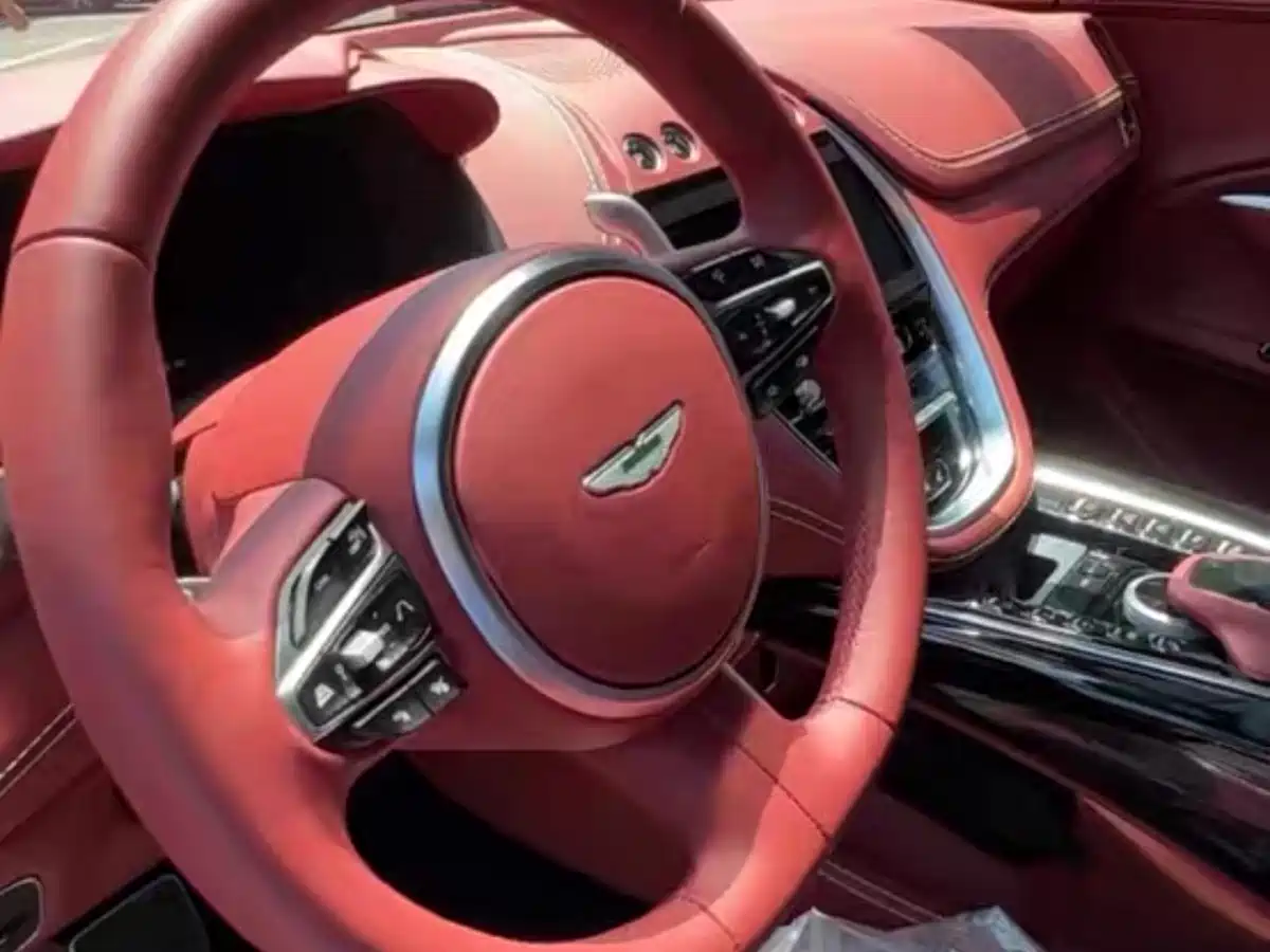 Aston Martin DBX 2020 4.0T V8 фото 3