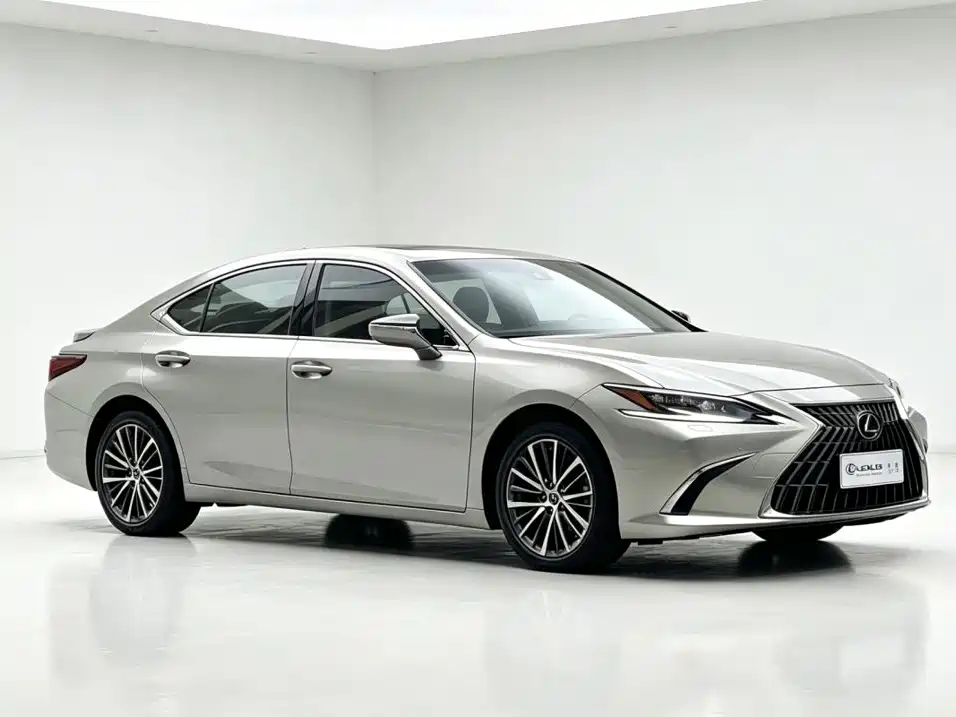 Фото 3 - Lexus ES