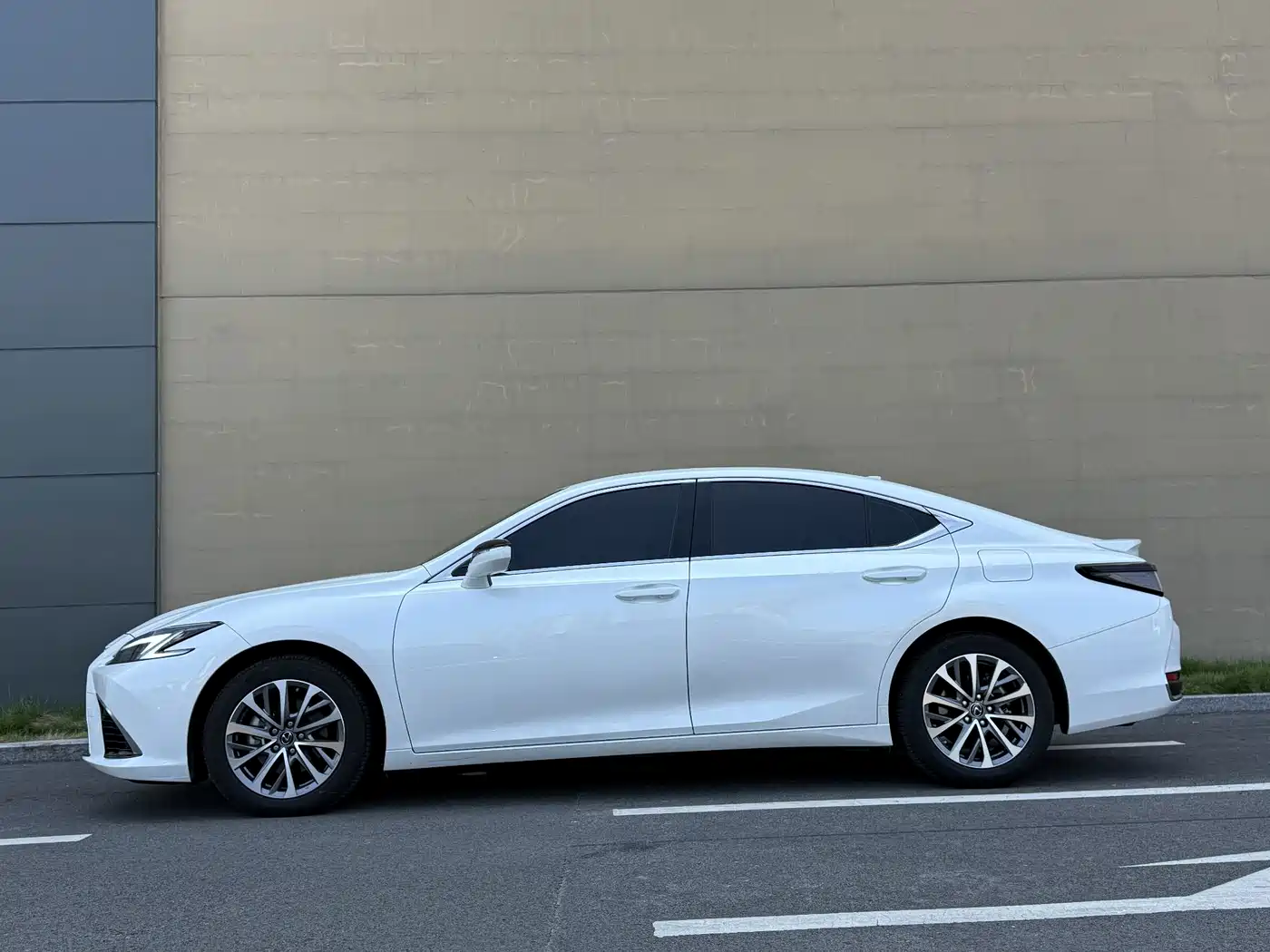 Lexus ES 2025 2025 300h Ultimate Edition