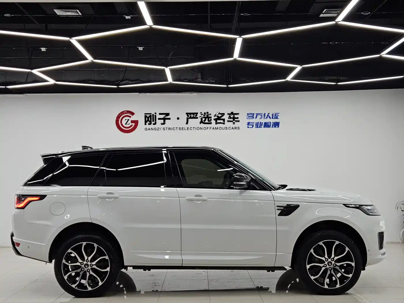 Land Rover Range Rover Sport 2022 3.0 L6 Gloss Black Edition фото 24