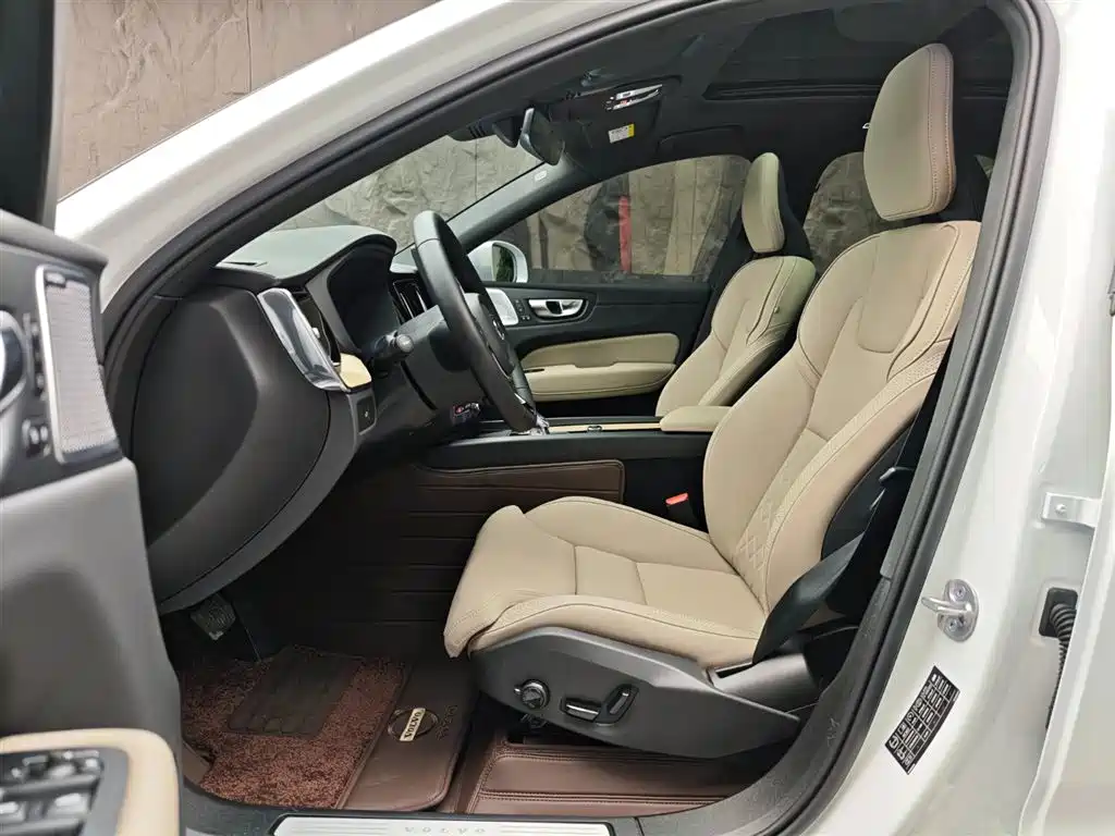 Фото 8 - Volvo XC60