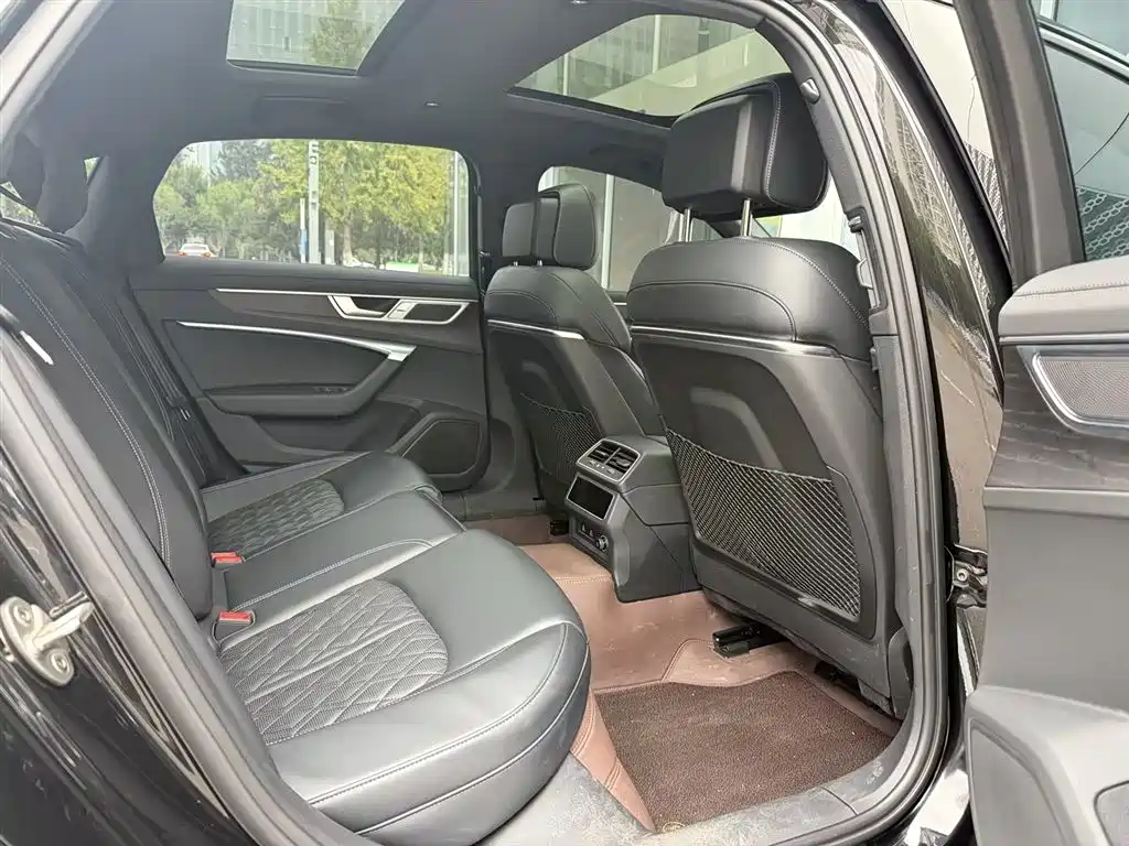 Фото 11 - Audi A6L
