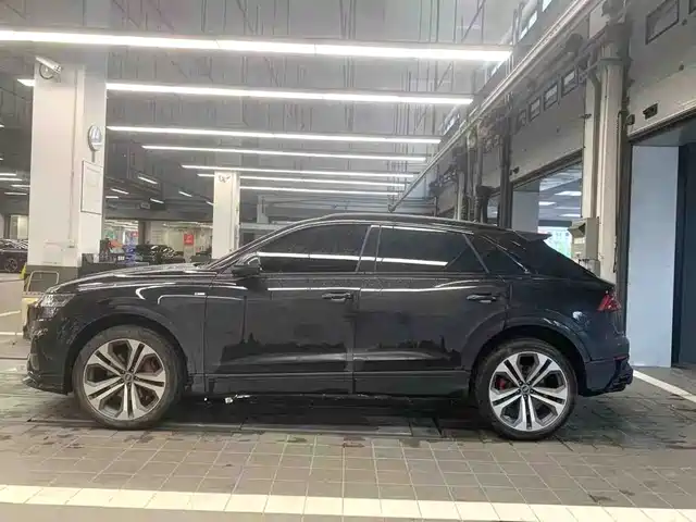Audi Q8 2022 55 TFSI Exclusive Dynamic — фото 4