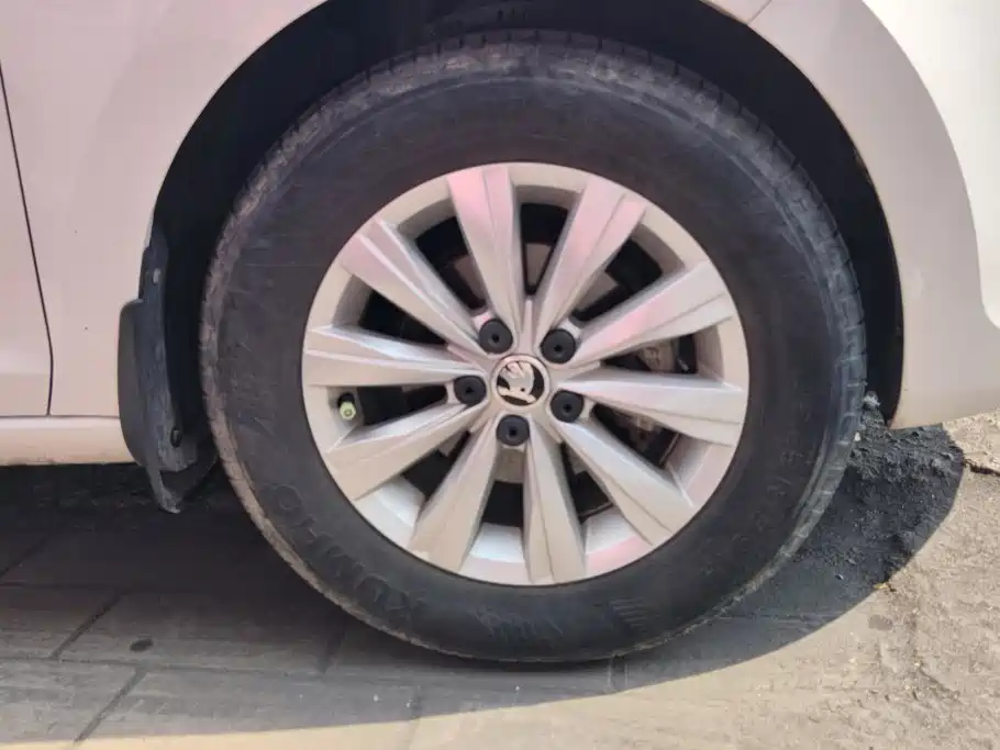 Фото 6 - Škoda Rapid