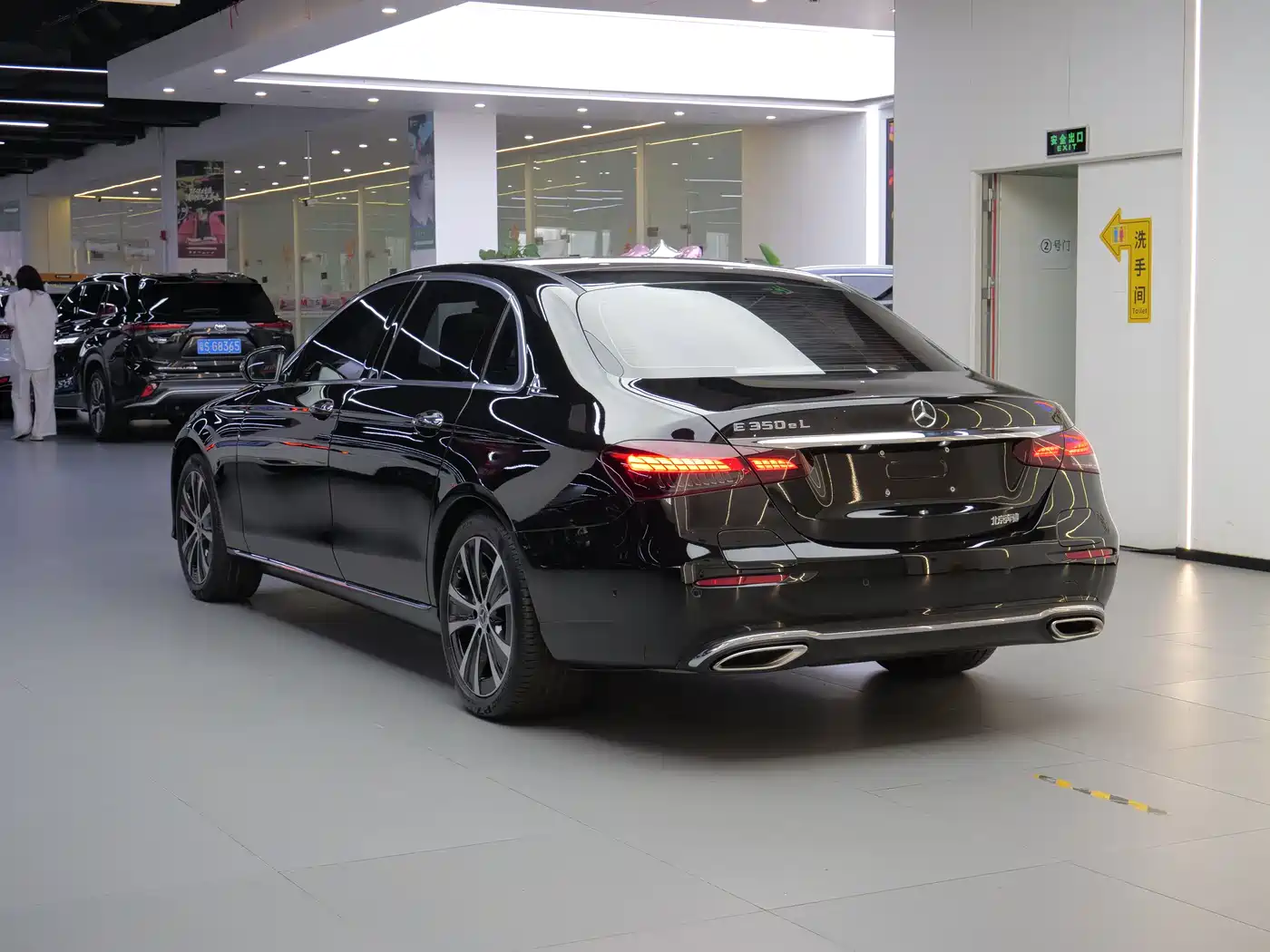 Mercedes-Benz E-Class New Energy 2023 E 350 e L Plug-in Hybrid Sedan фото 5