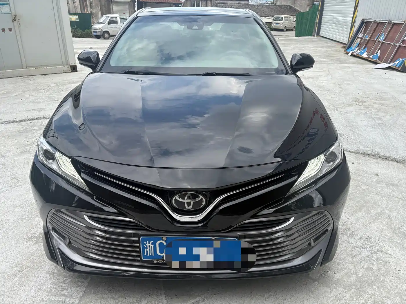 Фото 2 - Toyota Camry