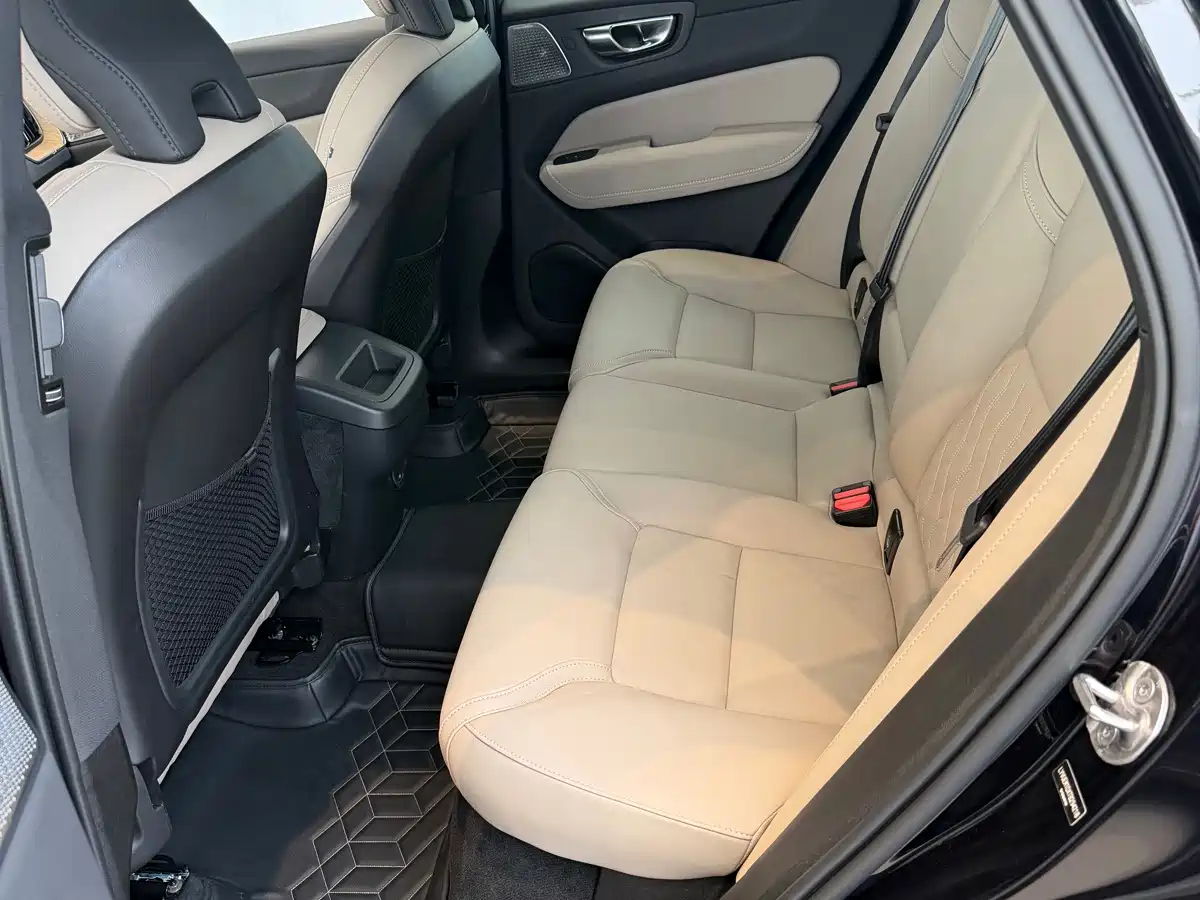 Фото 10 - Volvo XC60