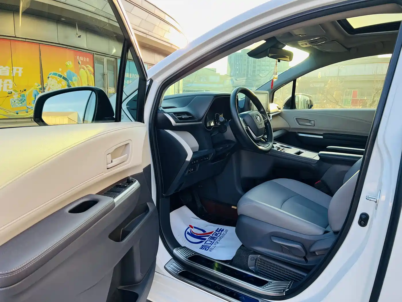 Toyota Granvia 2023 2.5L Hybrid Luxury Edition фото 13