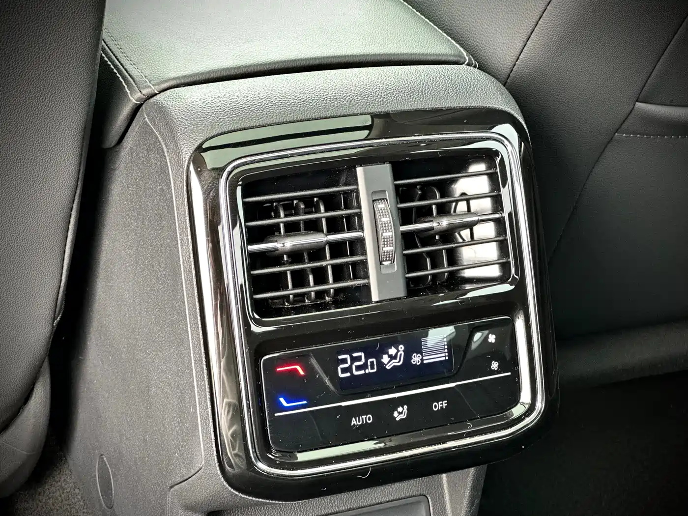 Volkswagen Passat 2024 380TSI Luxury фото 12