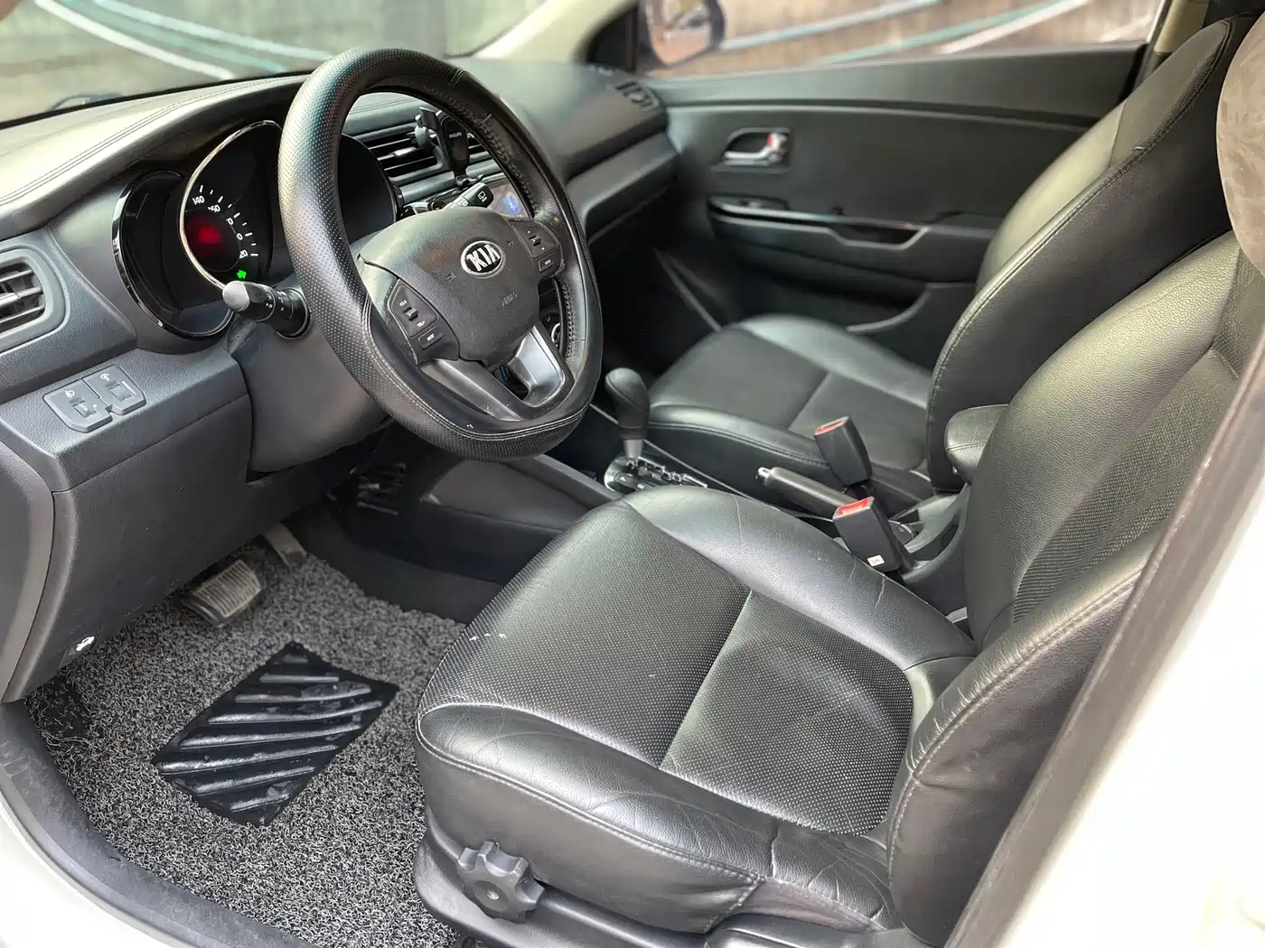 Kia K2 2012 Hatchback 1.6L AT Premium фото 4