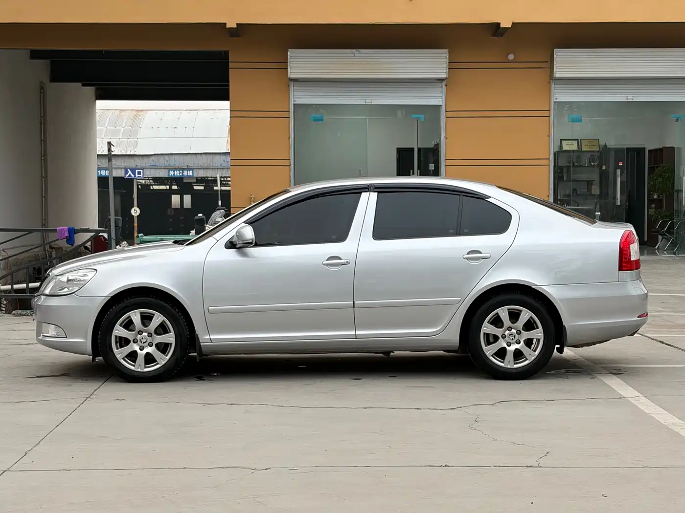 Škoda Octavia 2014 1.6L Auto Yijie Edition фото 16