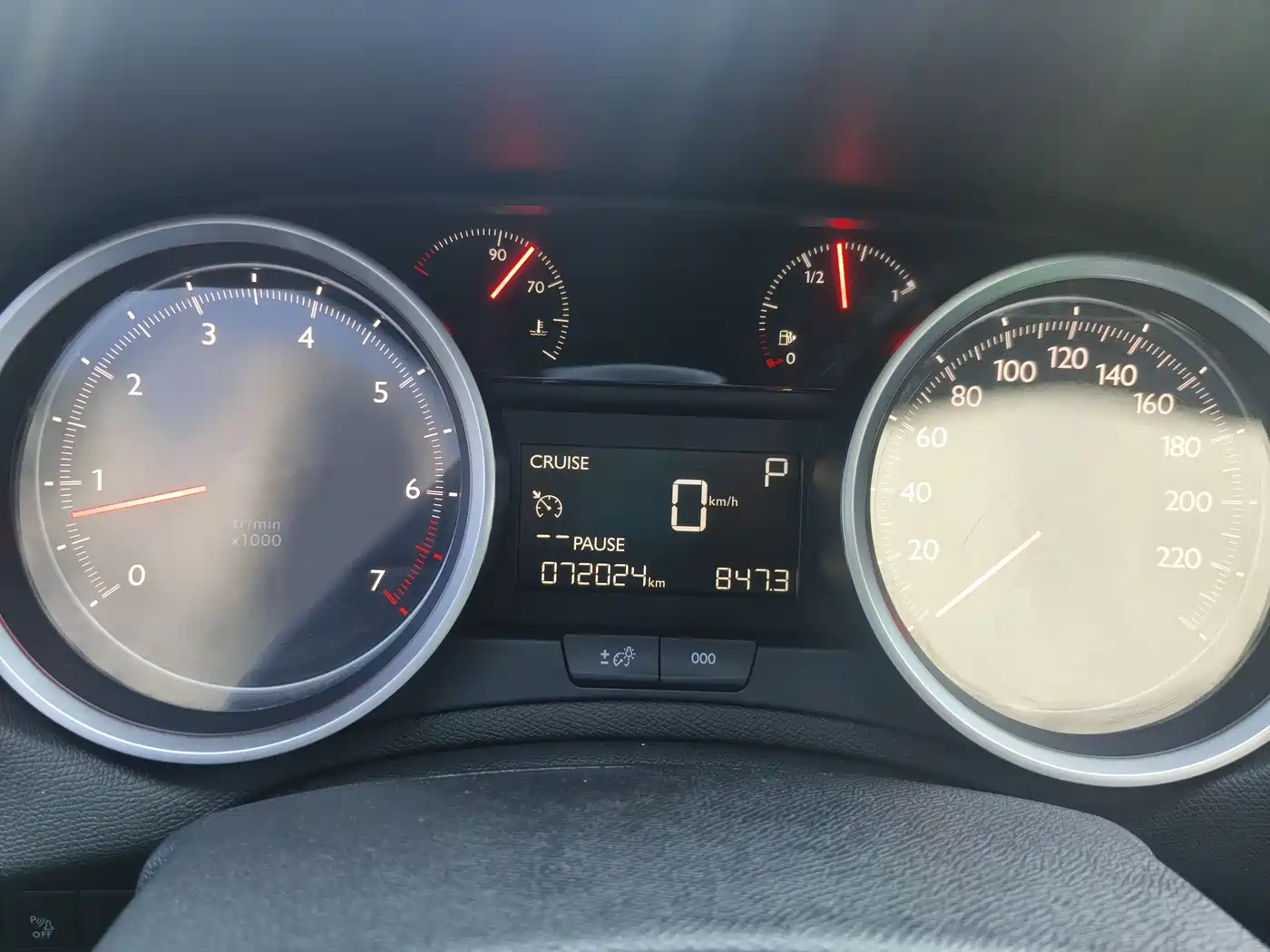 Peugeot 408 2016 1.6T Automatic Luxury Edition фото 4