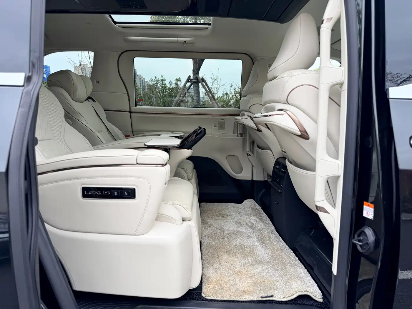 Lexus LM 2023 500h 6-Seater Prestige Edition фото 20