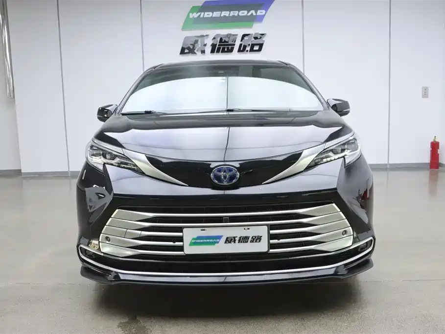 Toyota Sienna 2021 2.5L Hybrid Platinum Edition фото 2