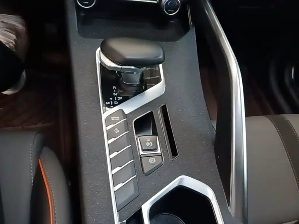 Фото 14 - Geely Coolray