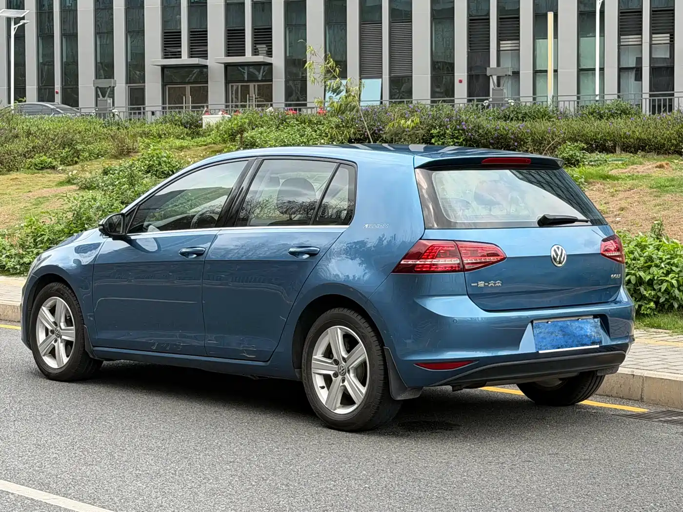 Volkswagen Golf 2017 1.6L Auto Comfort Millionth Edition фото 2