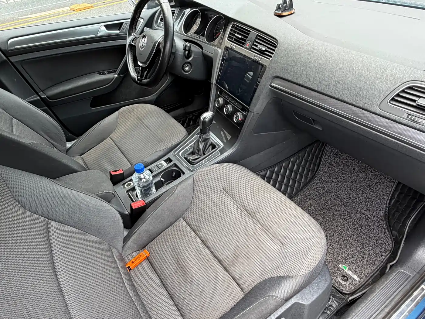 Volkswagen Golf 2017 1.6L Auto Comfort Millionth Edition фото 9