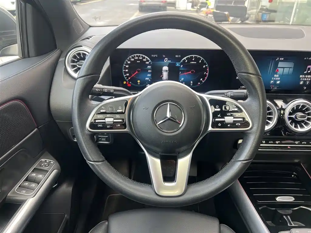 MERCEDES-BENZ GLA