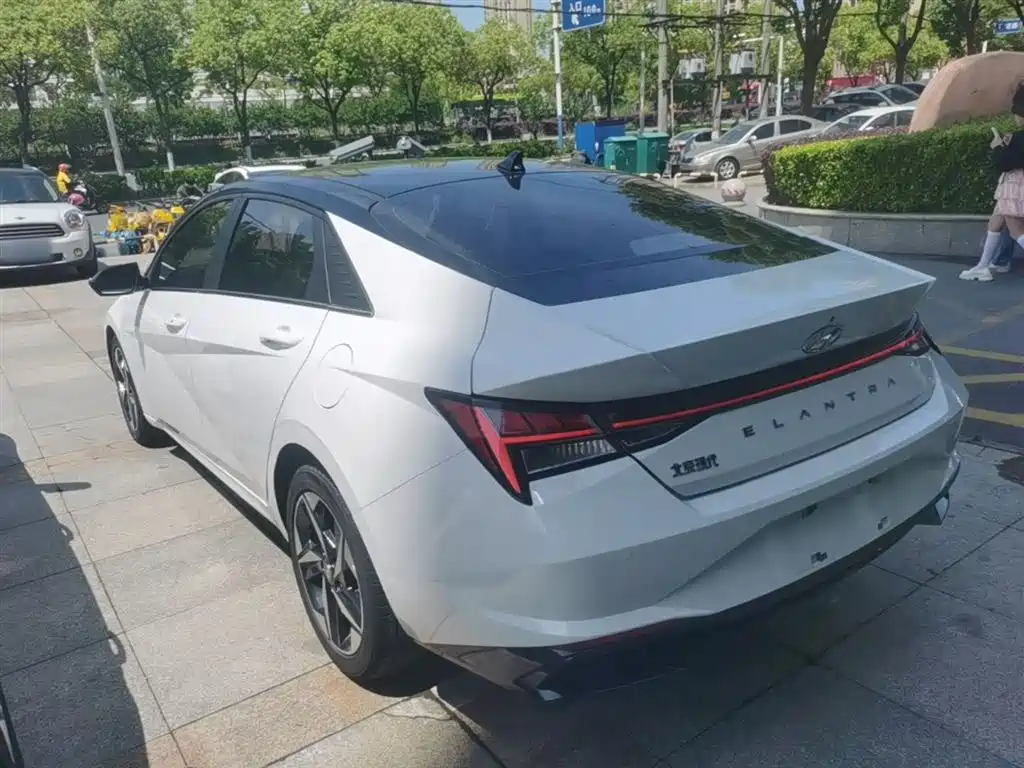 Hyundai Elantra 2022 1.5L CVT LUX Premium Edition фото 5