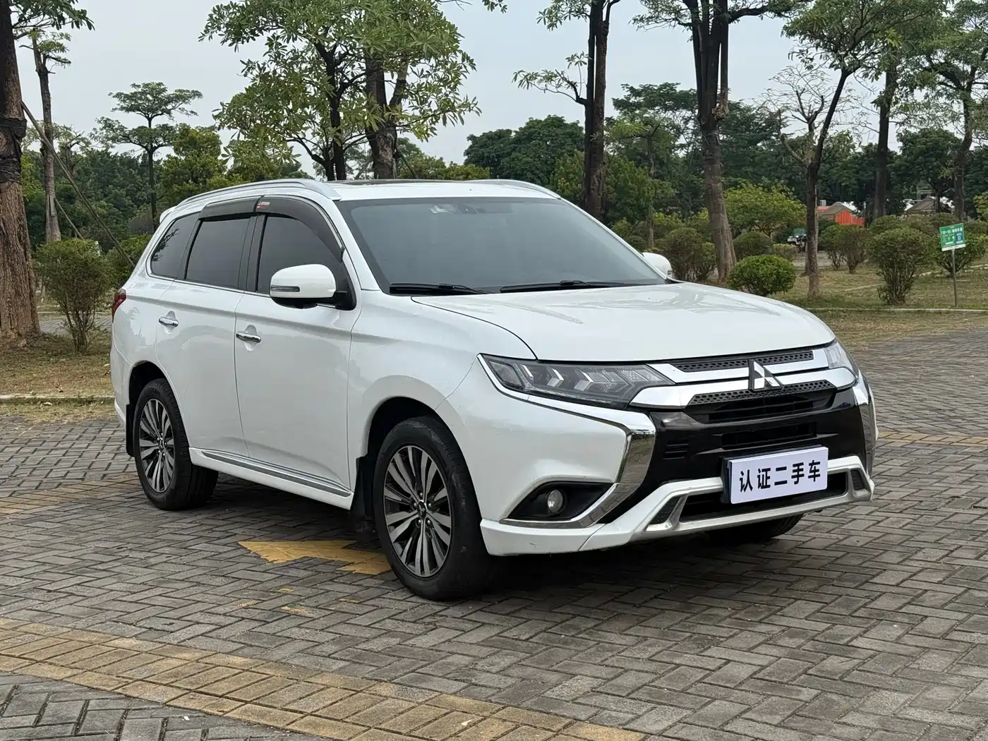 Mitsubishi Outlander 2021 2.4L 4WD Deluxe Edition 7-Seater фото 12