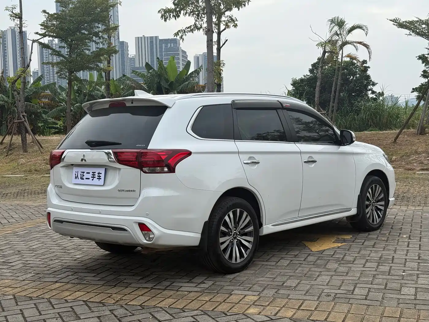 Mitsubishi Outlander 2021 2.4L 4WD Deluxe Edition 7-Seater фото 14