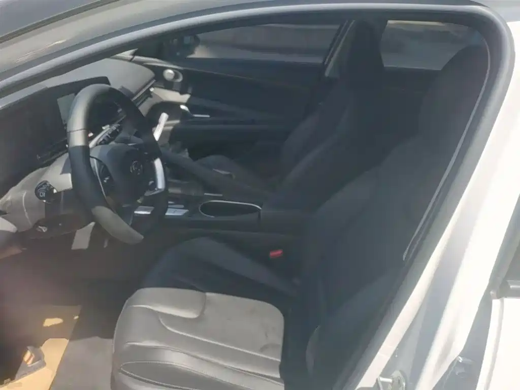 Hyundai Elantra 2022 1.5L CVT LUX Premium Edition фото 15
