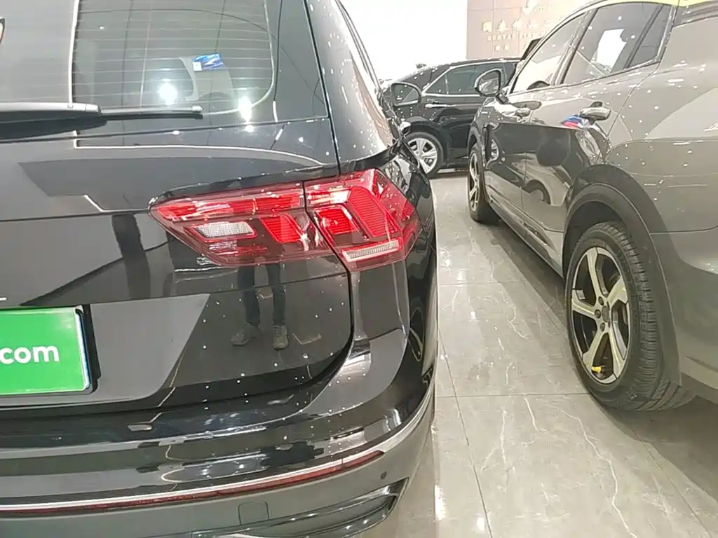 Photo 8 - Volkswagen Tiguan L