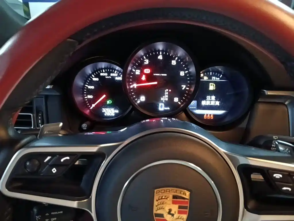 PORSCHE MACAN