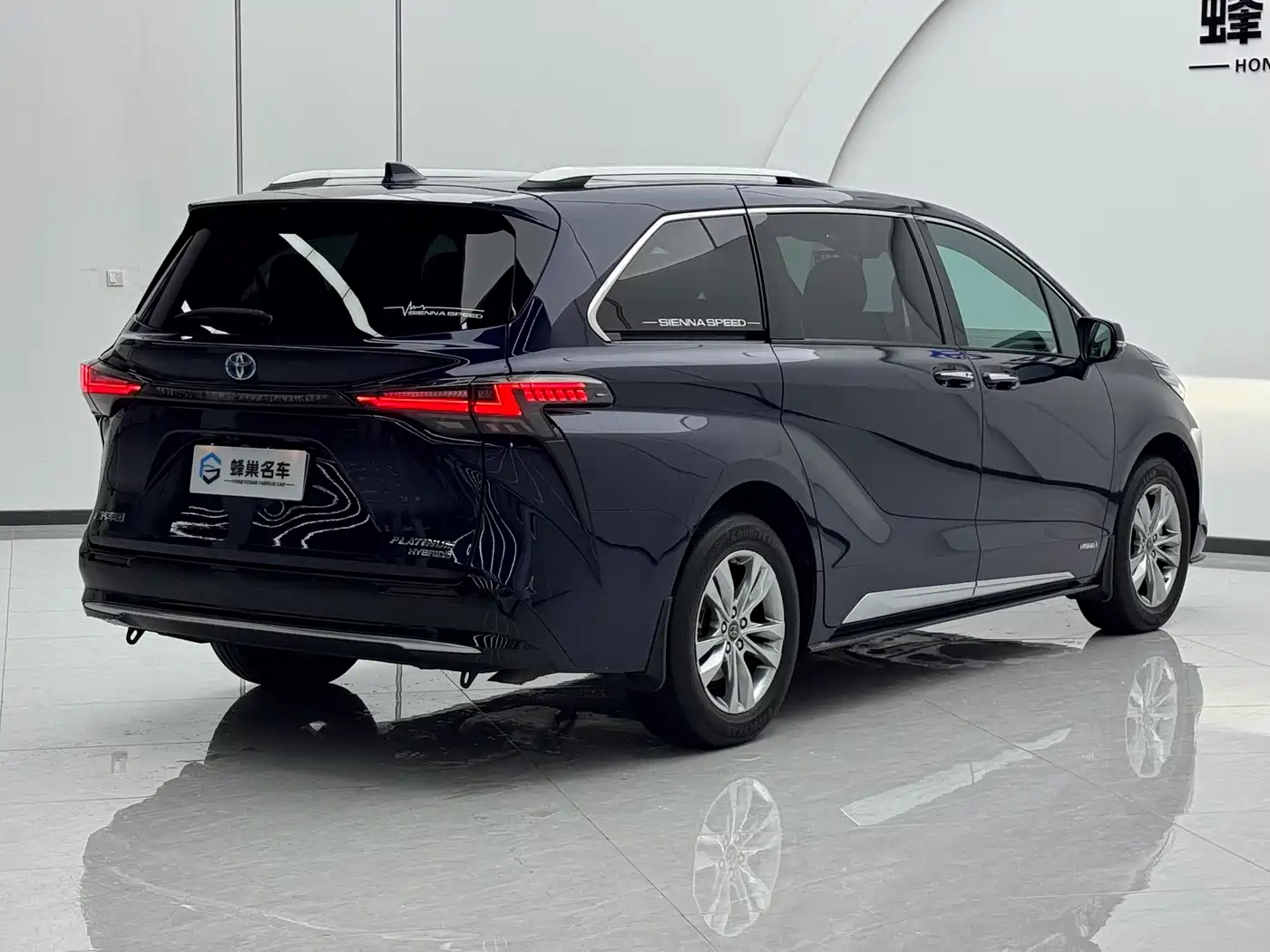 Toyota Sienna 2021 2.5L Hybrid Platinum Edition фото 27
