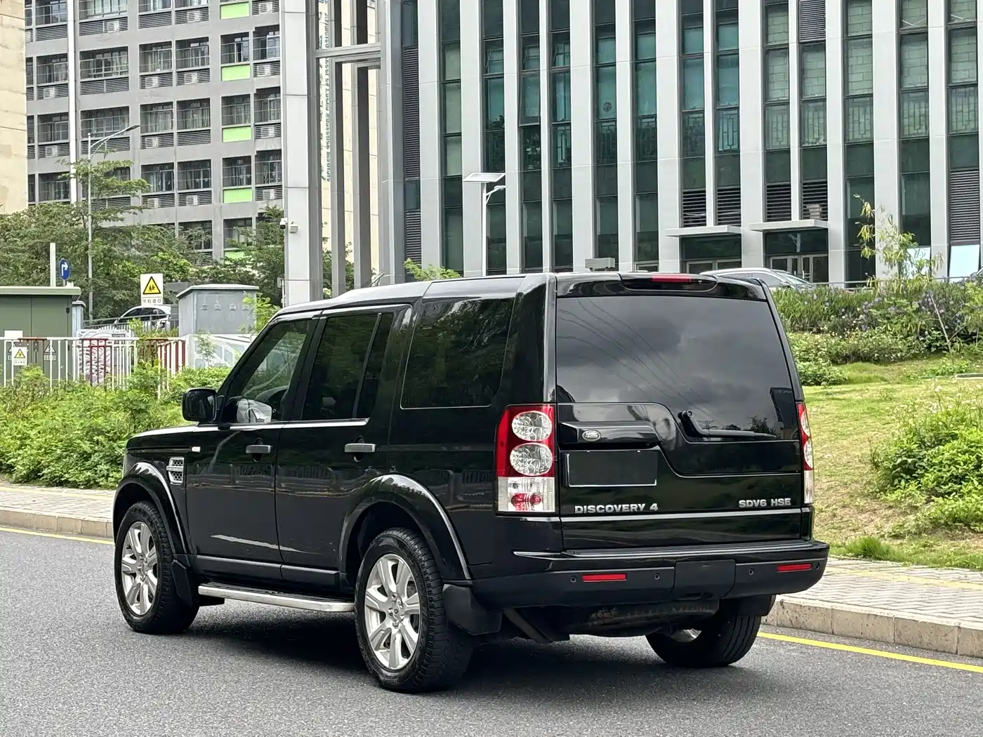 Land Rover Discovery 2013 3.0 SDV6 Black Premium Limited Edition фото 17