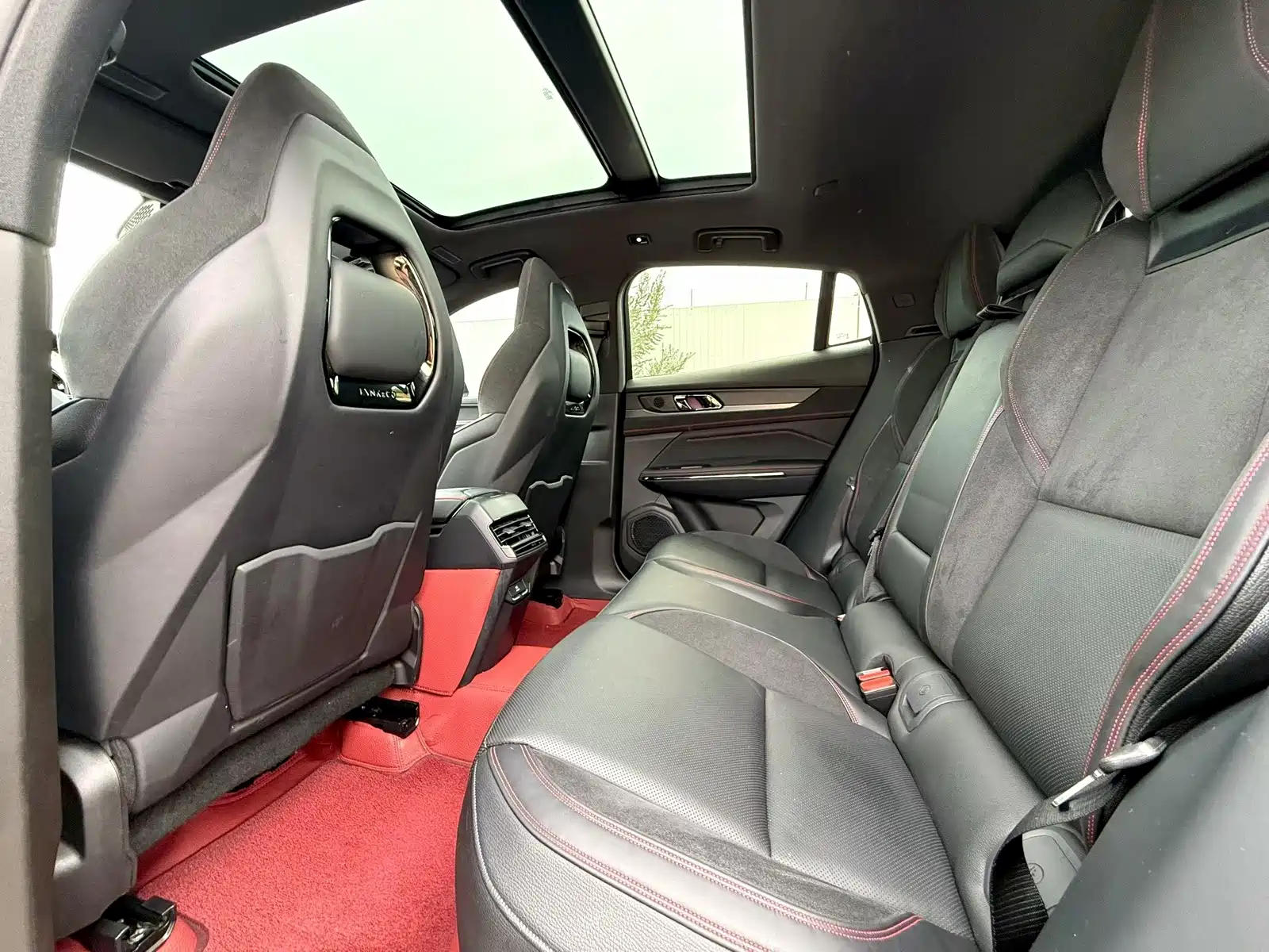 Фото 6 - Lynk & Co 05