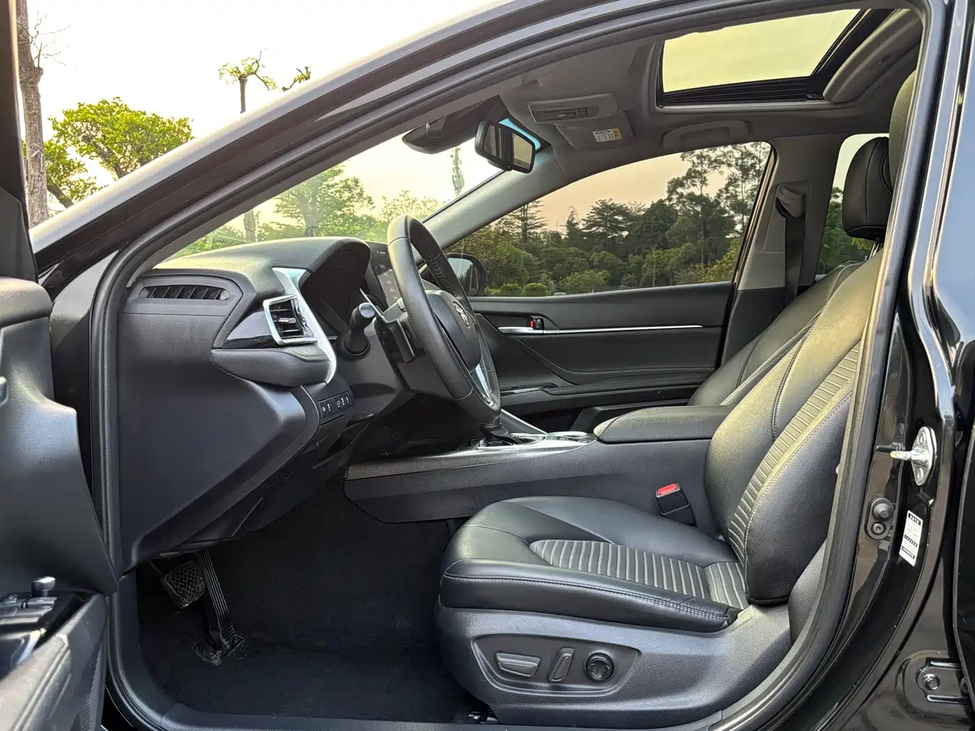 Toyota Camry 2023 2.5G Luxury Edition фото 11