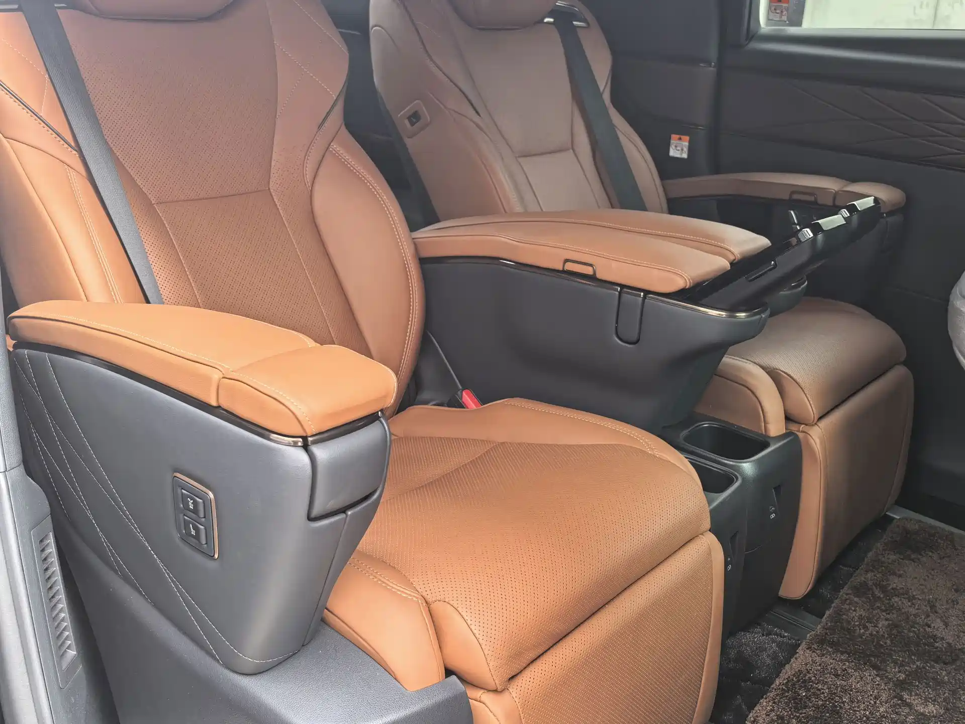Фото 5 - Toyota Vellfire