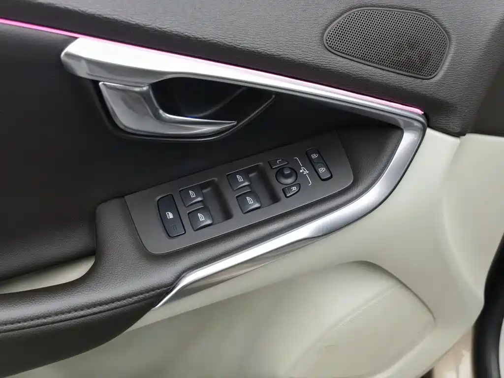 Фото 9 - Volvo V40