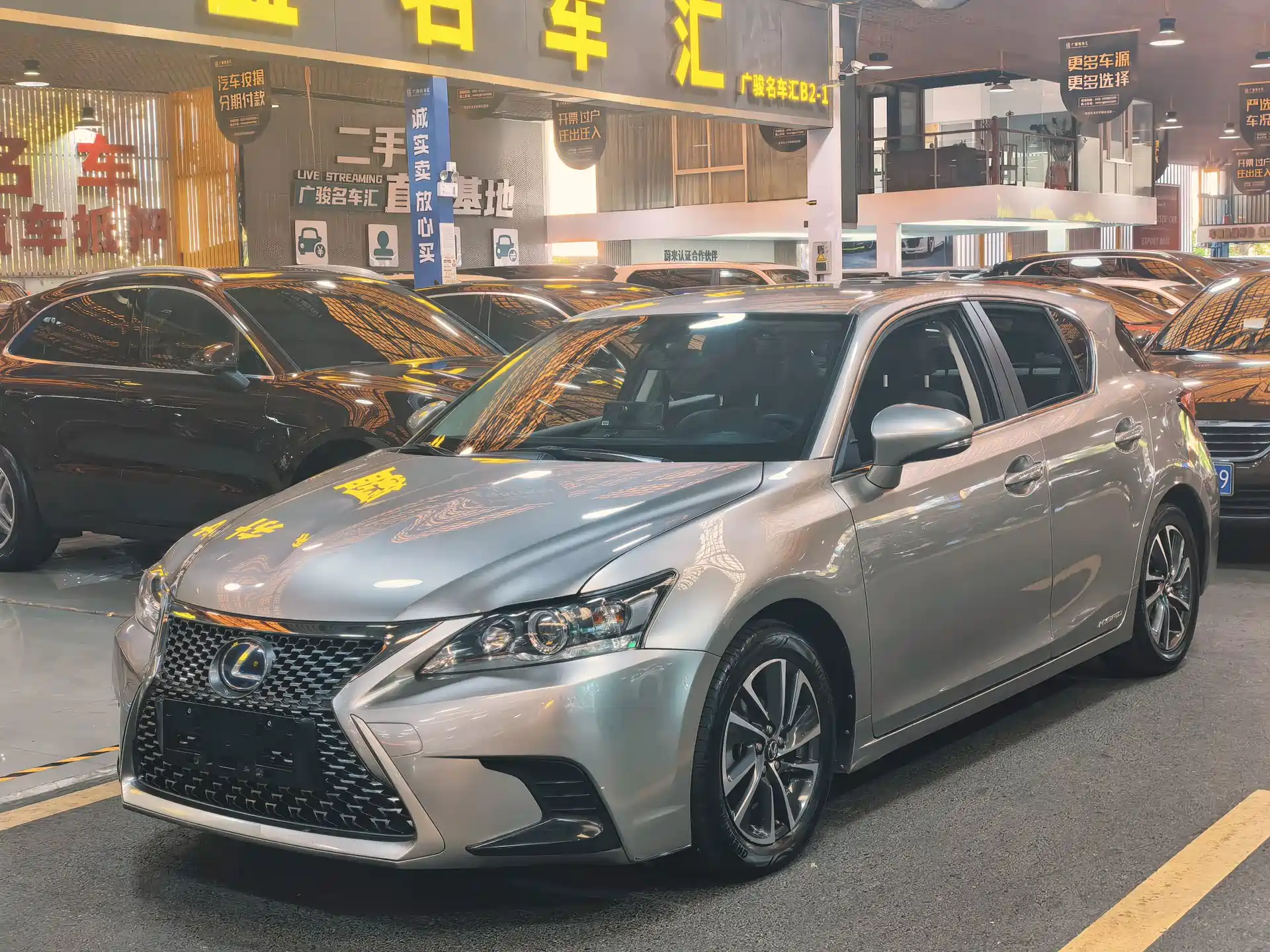 Фото 1 - Lexus CT