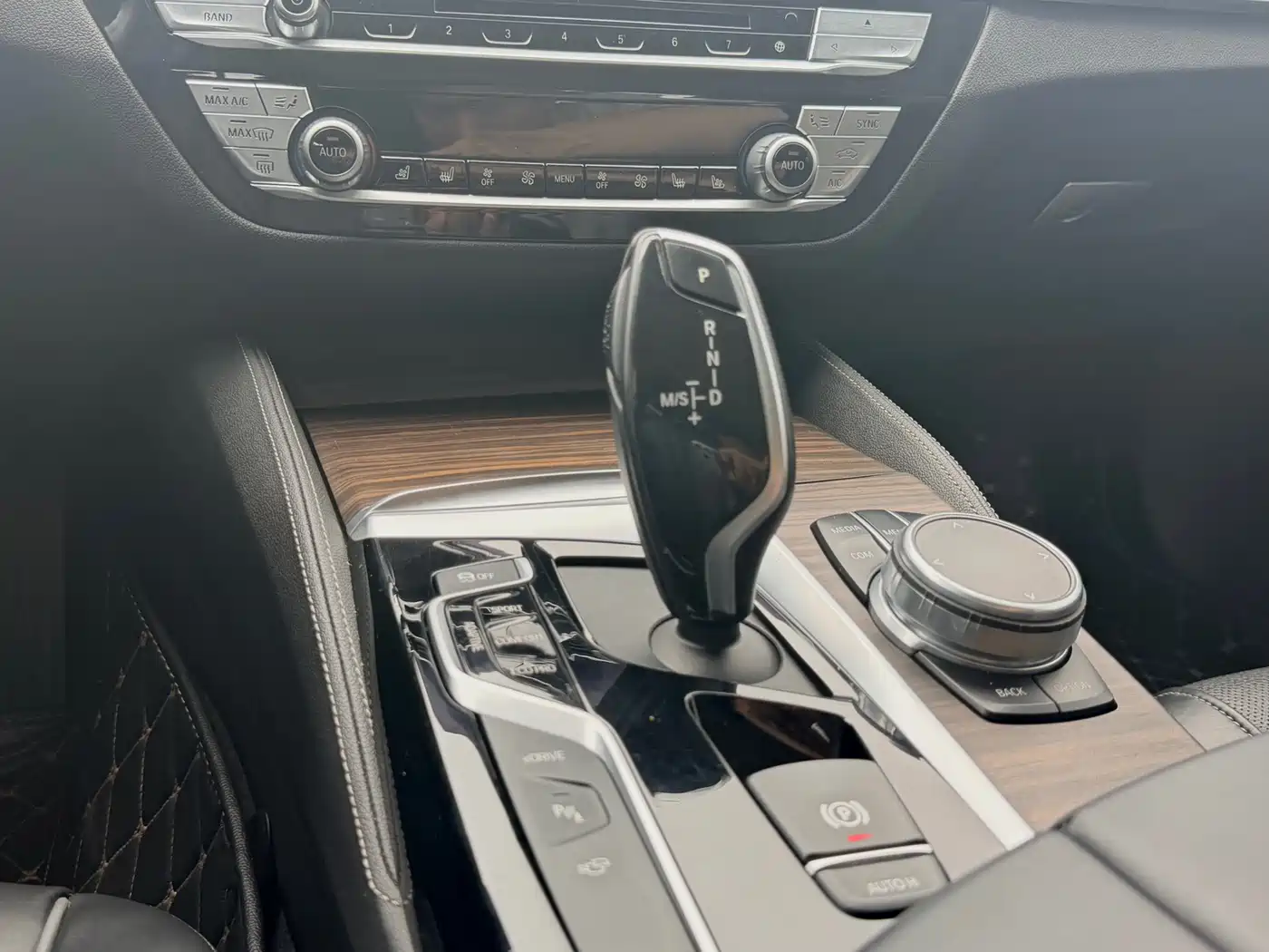 BMW 5 Series New Energy 2019 530Le Luxury Package фото 13