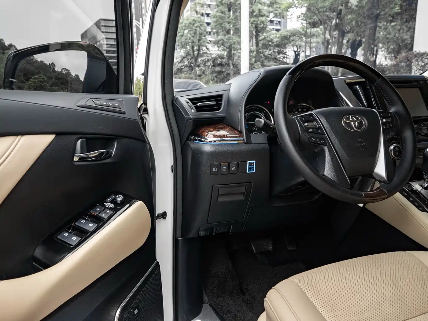 Toyota Alphard 2019 Hybrid 2.5L Luxury фото 12